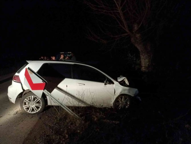 Ağaçlara Çarpan Otomobil Hurdaya Döndü: 1 Yaralı