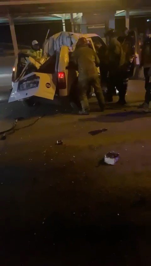 Bursa’da Bariyerlere Çarpan Hafif Ticari Araç Takla Attı: 1’i Ağır 2 Yaralı