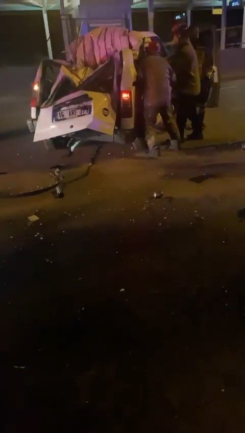 Bursa’da Bariyerlere Çarpan Hafif Ticari Araç Takla Attı: 1’i Ağır 2 Yaralı