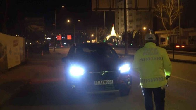 Uygulama Noktasından Kaçmaya Çalışırken Alkollü Yakalandı, "Beni Ters Kelepçe Yapın" Dedi