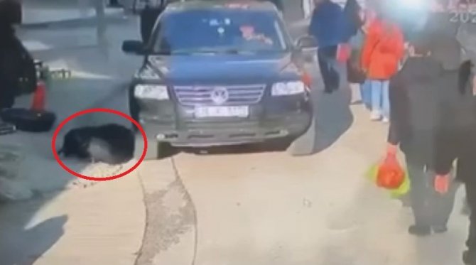 Cipin Yaşlı Kadına Çarparak Altına Alma Anı Kameralarda