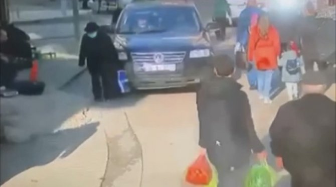 Cipin Yaşlı Kadına Çarparak Altına Alma Anı Kameralarda