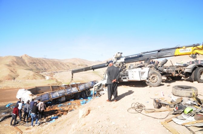 Cizre’de Kömür Yüklü Tır Şarampole Devrildi: 2 Yaralı