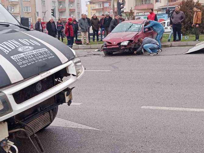 Minibüsle Otomobil Kavşakta Çarpıştı, Kaza Anı Kameraya Yansıdı