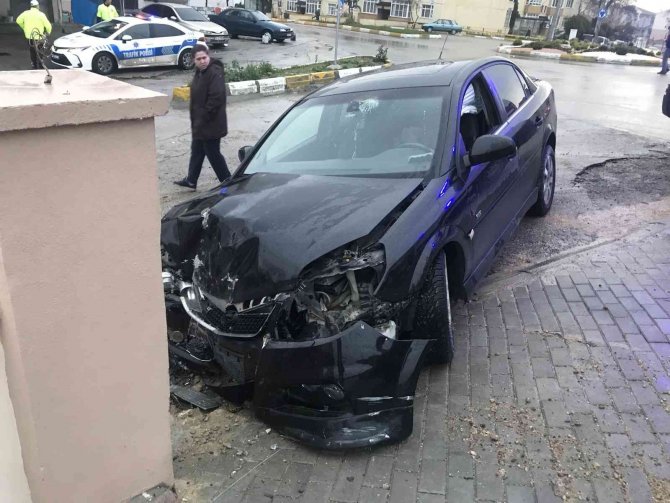 Direksiyon Hakimiyetini Kaybetti, Bahçe Duvarına Çarptı