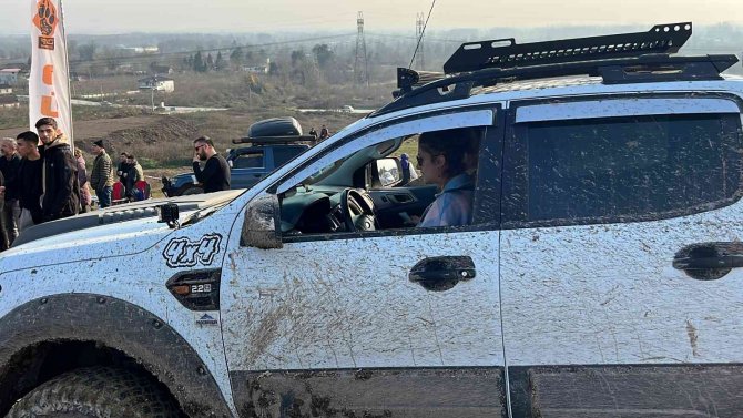 Kadın Yarışçılar Pistin Çamurunu Attı