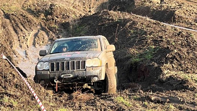 Kadın Yarışçılar Pistin Çamurunu Attı