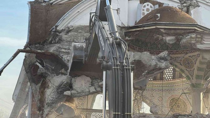 Depremde Ağır Hasar Gören 35 Yıllık Cami Yıkıldı