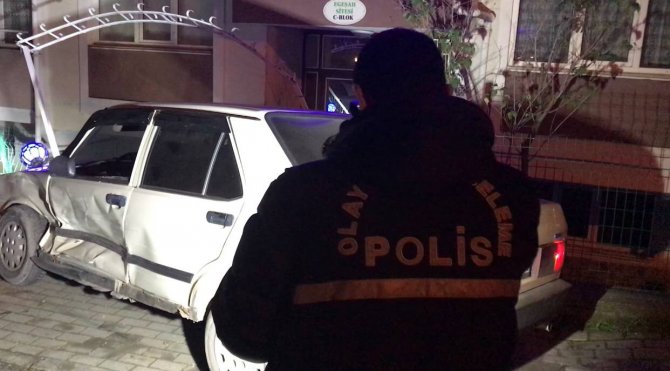 ’Dur’ İhtarına Uymayan Ehliyetsiz Sürücü Polis Aracına Çarpınca Yakalandı