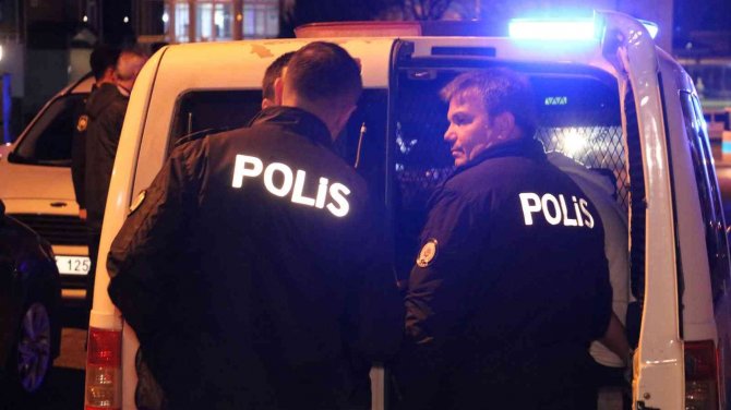 ’Dur’ İhtarına Uymayan Ehliyetsiz Sürücü Polis Aracına Çarpınca Yakalandı