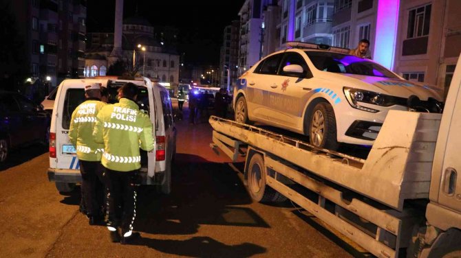 ’Dur’ İhtarına Uymayan Ehliyetsiz Sürücü Polis Aracına Çarpınca Yakalandı