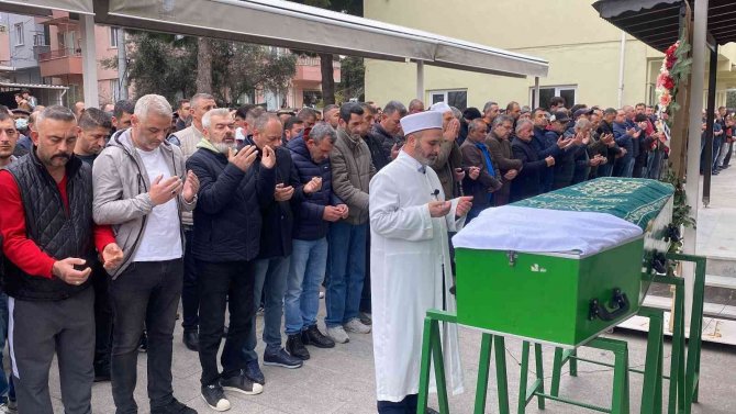 17 Yaşındaki Kızı Tarafından Bıçaklanarak Öldürülen Baba Toprağa Verildi
