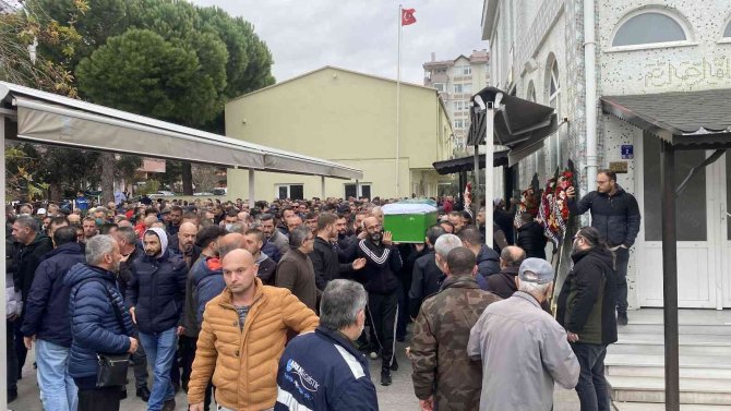 17 Yaşındaki Kızı Tarafından Bıçaklanarak Öldürülen Baba Toprağa Verildi