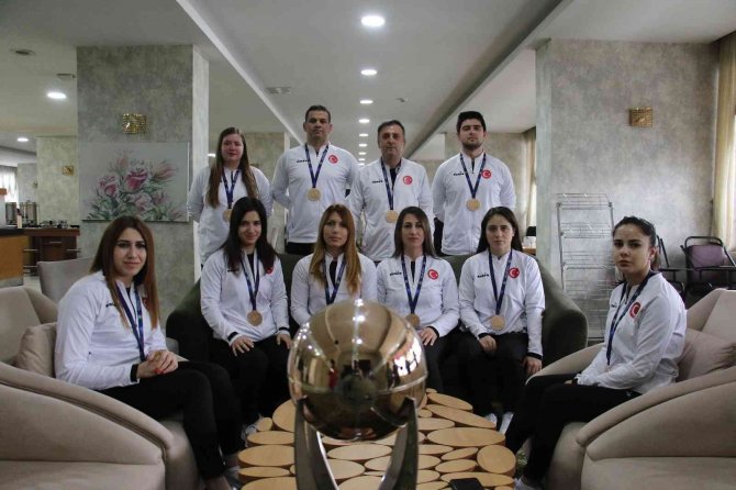 Bakan Kasapoğlu, Golbol Kadın Milli Takımı’nı Tebrik Etti