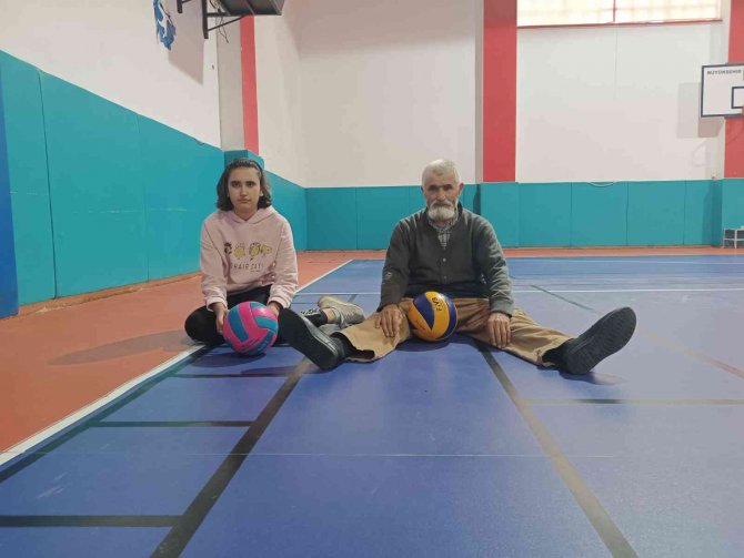 Engelli Torunu İçin 74 Yaşında Sahaya İndi, İzleyenleri Hayran Bıraktı