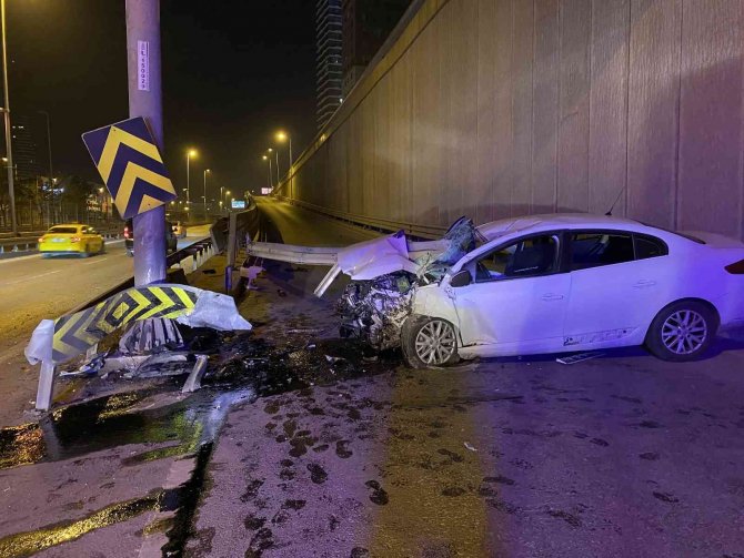 Kadıköy’de Otomobil Bariyerlere Ok Gibi Saplandı