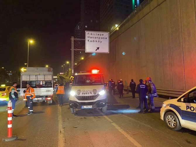 Kadıköy’de Otomobil Bariyerlere Ok Gibi Saplandı