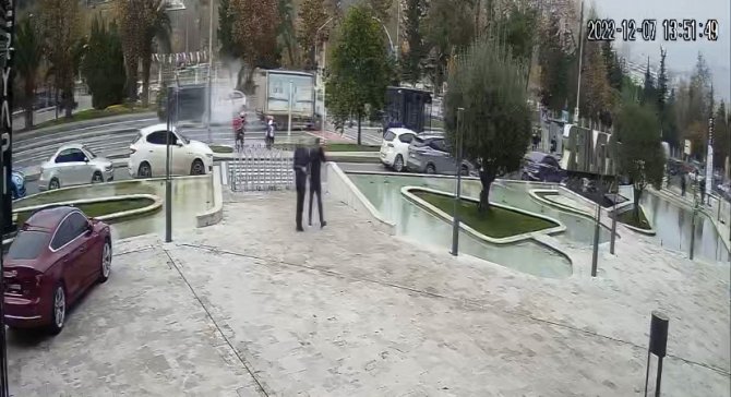 İ̇stanbul’da Trafikte Trajikomik Olay Kamerada: Damacanalar Yola Uçtu, Sürücüler Büyük Korku Yaşadı