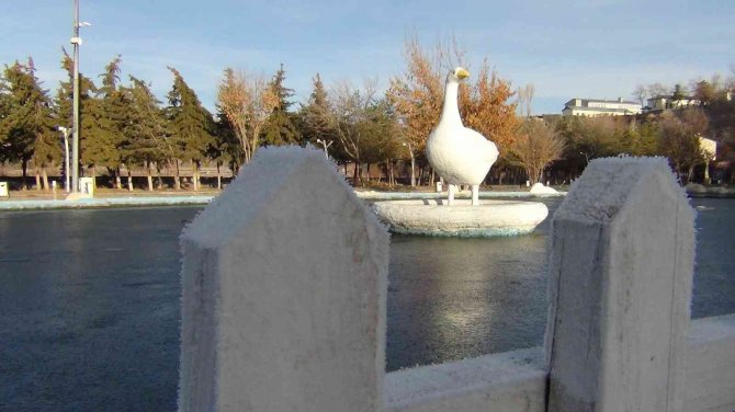 Kars’ta Süs Havuzları Dondu, Araçlar Buz Tuttu