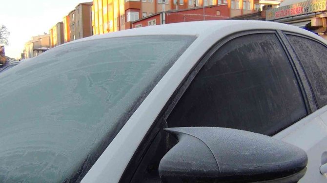 Kars’ta Süs Havuzları Dondu, Araçlar Buz Tuttu