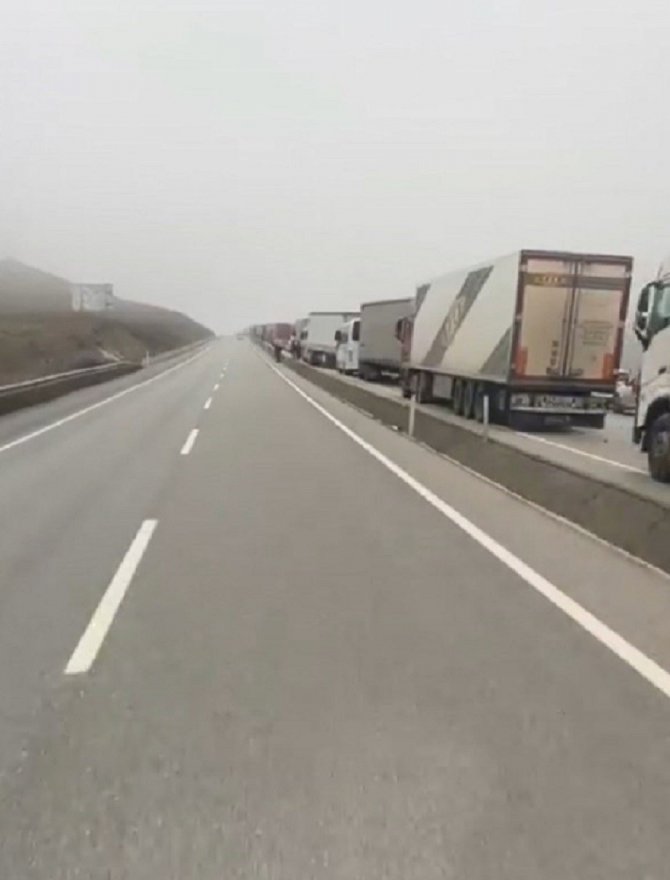 D100’de Makaslayan Tır Yolu Kapattı, Kilometrelerce Uzunlukta Kuyruk Oluştu