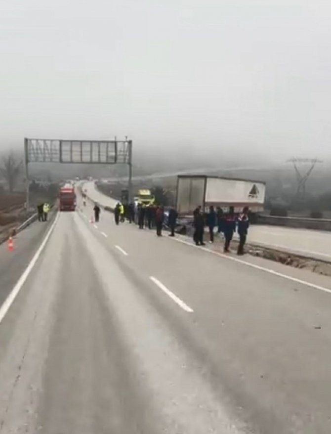 D100’de Makaslayan Tır Yolu Kapattı, Kilometrelerce Uzunlukta Kuyruk Oluştu