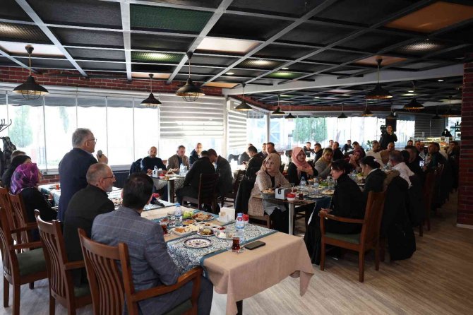 Başkan Büyükkılıç, Öz Sağlık İ̇ş Sendikası Üyeleri İ̇le Buluştu