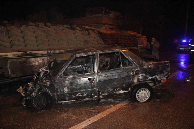 Kilis’te Tıra Çarpan Araç Alev Alev Yandı, Otomobildeki 3 Kişi Son Anda Kurtuldu