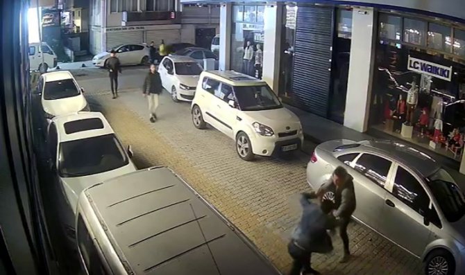 Küçükçekmece’de Bıçaklı Kavga Kamerada