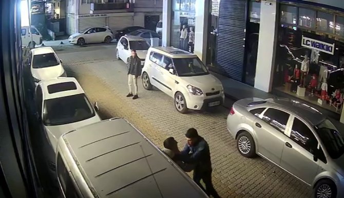 Küçükçekmece’de Bıçaklı Kavga Kamerada