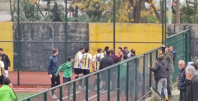 Tribünden Sahaya İnip Golü Vermeyen Hakeme Saldırdı