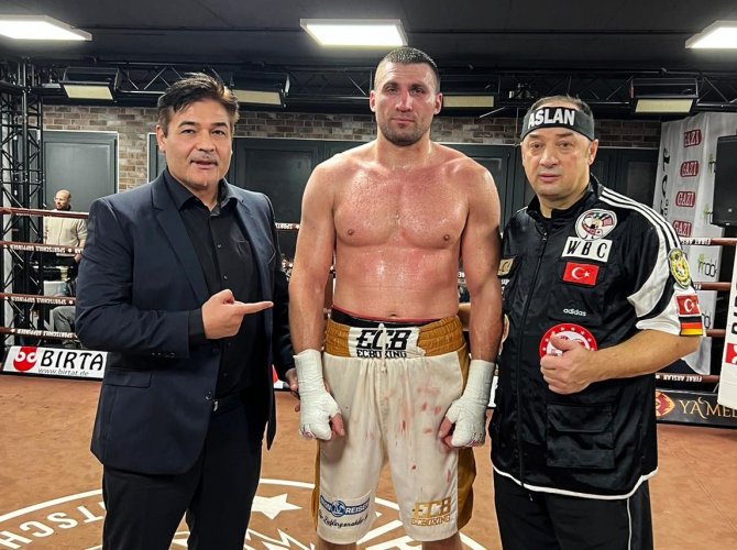 Türk Kulübün Boksörü Dünya Devine Diz Çöktürdü