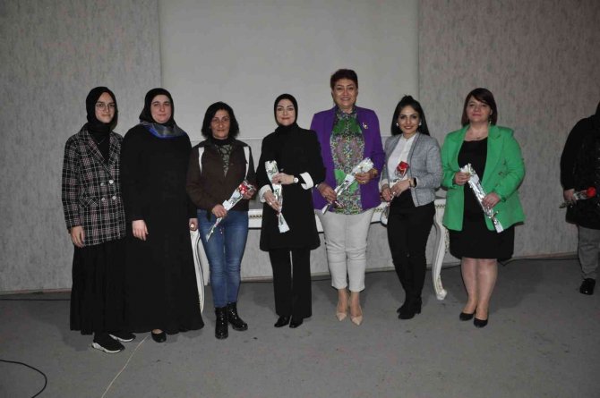 ’Nitelikli Kadın Nitelikli Toplum Semineri’ne Yoğun İlgi