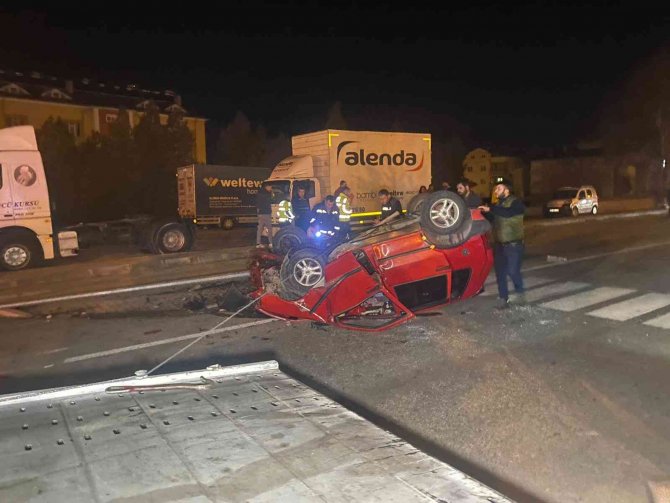 Nevşehir’de Otomobilin Aydınlatma Direğine Çarpıp Devrildiği Anlar Kamerada