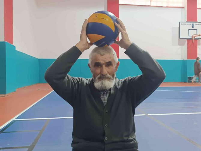 Engelli Torunu İçin 74 Yaşında Sahaya İndi, İzleyenleri Hayran Bıraktı