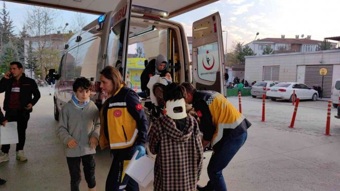 Otomobil İle Elektrikli Bisiklet Çarpıştı: 2’si Çocuk 5 Yaralı