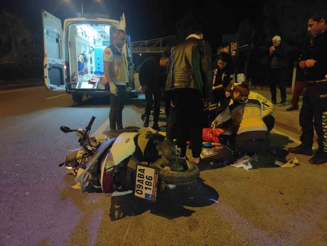 Park Halindeki Otomobile Arkadan Çarpan Motosikletin Kasksız Sürücüsü Yaralandı