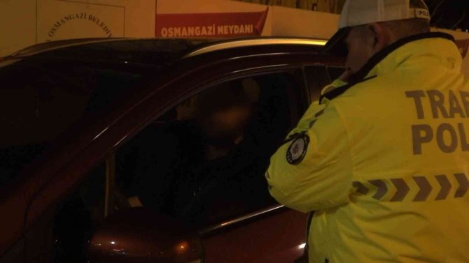 Uygulama Noktasından Kaçmaya Çalışırken Alkollü Yakalandı, "Beni Ters Kelepçe Yapın" Dedi