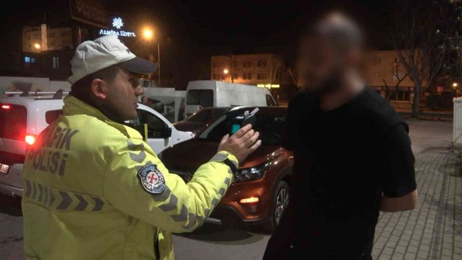 Uygulama Noktasından Kaçmaya Çalışırken Alkollü Yakalandı, "Beni Ters Kelepçe Yapın" Dedi