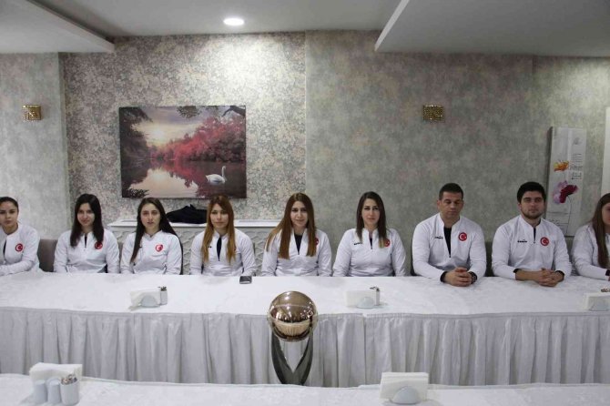 Dünya Şampiyonu Golbol Kadın Milli Takımı, Basın Toplantısında Bir Araya Geldi