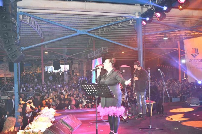 Sanatçı Tuğçe Kandemir, Dörtyol’da Konser Verdi