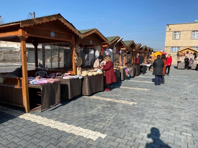 Talas ’Maharetli Eller Kadın Üretici Pazarı’na İ̇lgi Büyük