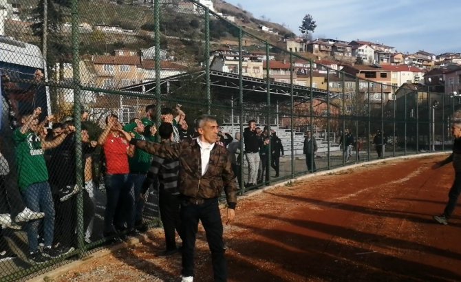 Amatör Maçta Kavga: 2 Yaralı