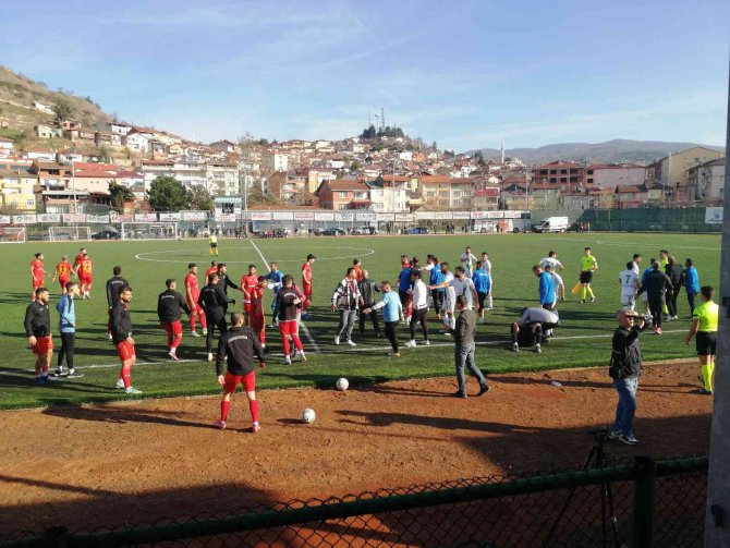 Amatör Maçta Kavga: 2 Yaralı