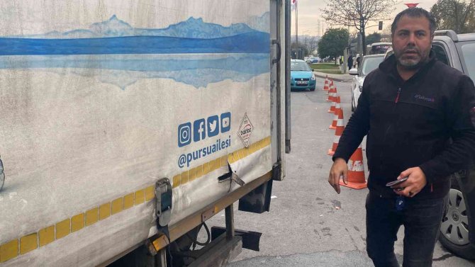 İ̇stanbul’da Trafikte Trajikomik Olay Kamerada: Damacanalar Yola Uçtu, Sürücüler Büyük Korku Yaşadı