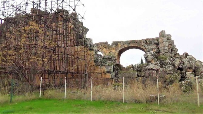 Hierapolis’teki Hamam Bazilikası Yıkılma Tehlikesiyle Karşı Karşıya Kaldı