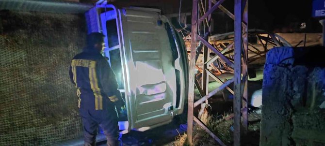 Kontrolden Çıkan Kamyonet Elektrik Direğine Çarptı: 1 Yaralı