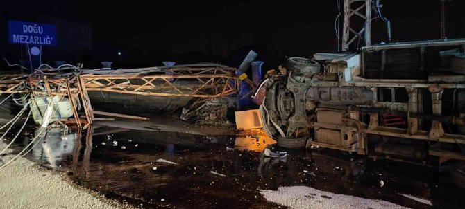 Kontrolden Çıkan Kamyonet Elektrik Direğine Çarptı: 1 Yaralı