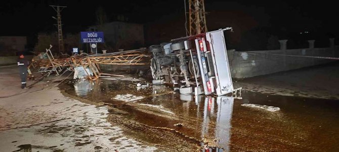 Kontrolden Çıkan Kamyonet Elektrik Direğine Çarptı: 1 Yaralı