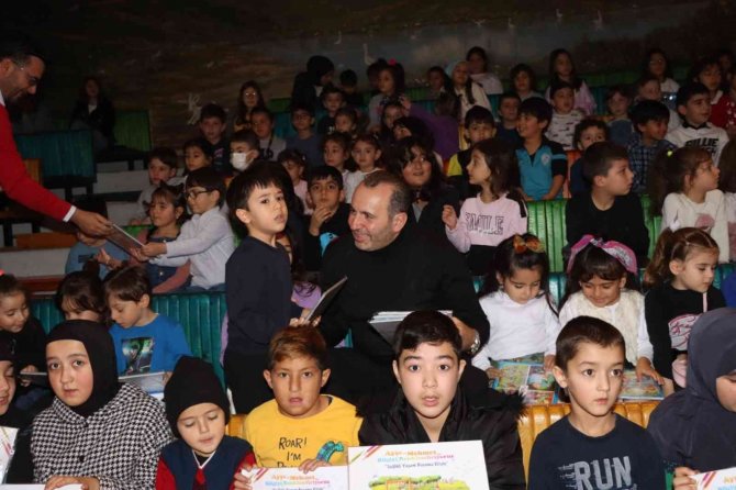 Yalova’da Minikler Tiyatro Oyunuyla Doyasıya Eğlendi